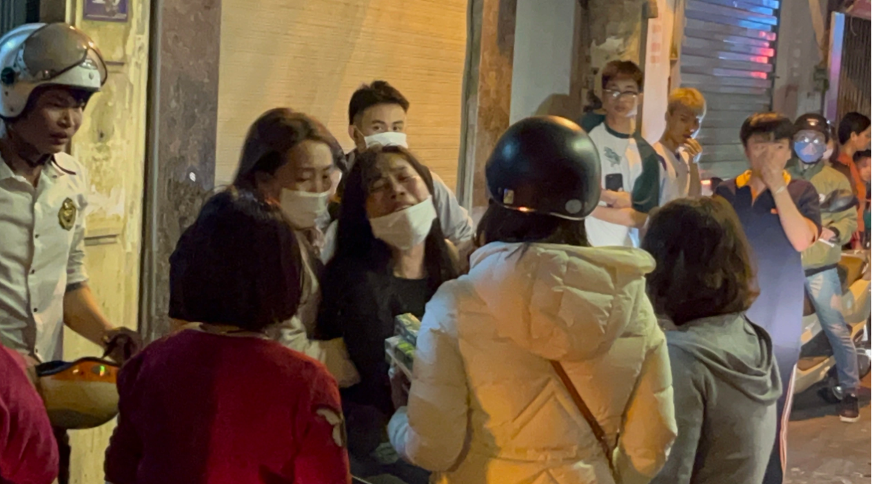 Vụ phát hiện thi thể cô gái 21 tuổi mất tích ở Hà Nội: Người thân và bạn bè khóc ngất tại hiện trường  - Ảnh 1