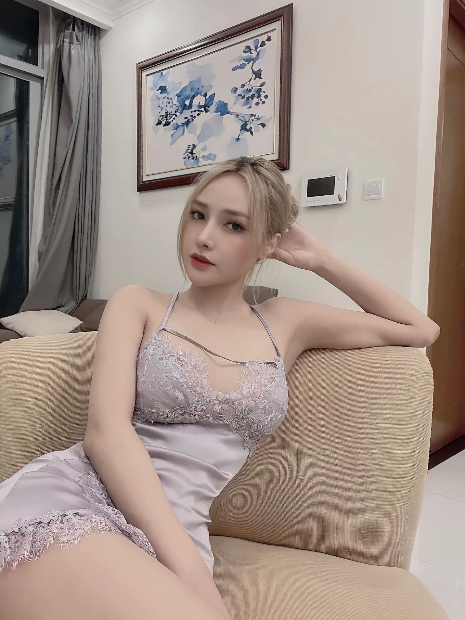 Nữ DJ Việt được báo Hong Kong (Trung Quốc) khen nức nở vì xinh như búp bê, mặc kín đáo cũng khoe được dáng nuột - Ảnh 11