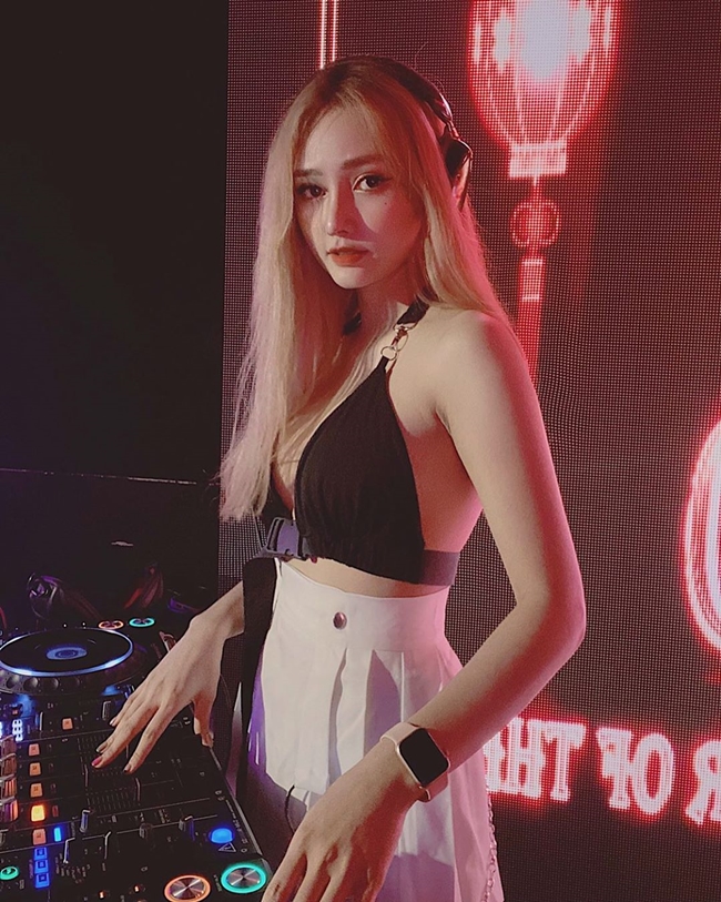 Nữ DJ Việt được báo Hong Kong (Trung Quốc) khen nức nở vì xinh như búp bê, mặc kín đáo cũng khoe được dáng nuột - Ảnh 5