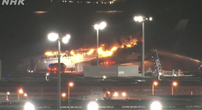 Máy bay chở 367 người bất ngờ bốc cháy như 'quả cầu lửa' trên đường băng - Ảnh 3