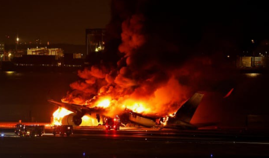 Máy bay chở 367 người bất ngờ bốc cháy như 'quả cầu lửa' trên đường băng - Ảnh 2