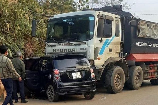 Xe con va chạm ô tô tải ở Phú Thọ, vợ tử vong, chồng bị thương nặng  - Ảnh 1