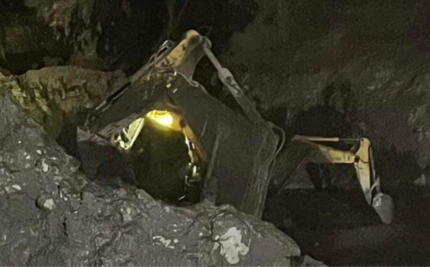 Sạt lở tại mỏ than Quảng Ninh khiến 1 người tử vong, 1 người nghi bị vùi lấp - Ảnh 1