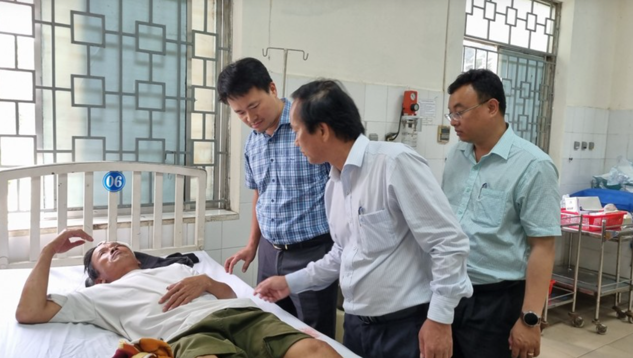 Vụ chìm tàu cá tại Quảng Ngãi khiến 1 người chết, 2 người mất tích: Người thân ngã quỵ khi nghe tin dữ - Ảnh 2