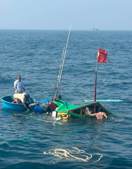Vụ chìm tàu cá tại Quảng Ngãi khiến 1 người chết, 2 người mất tích: Người thân ngã quỵ khi nghe tin dữ - Ảnh 1