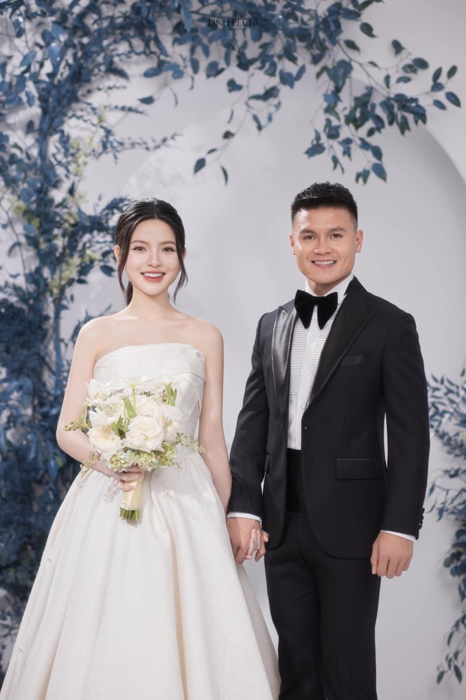 Không gian tiệc cưới siêu khủng của tiền vệ Quang Hải - Chu Thanh Huyền: Đón hơn 1000 khách mời, trang trí 100% hoa tươi - Ảnh 1