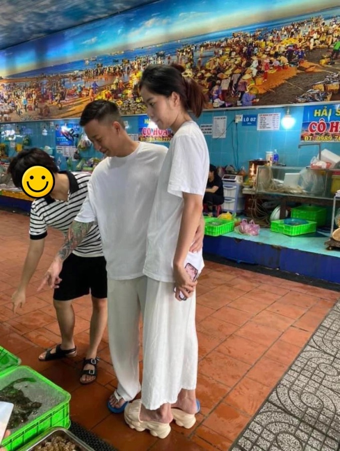 Xôn xao hình ảnh Nam Em diện đồ đôi, tươi tắn đi chợ mua hải sản trước khi chồng sắp cưới nhập viện vì ngộ độc thực phẩm - Ảnh 2