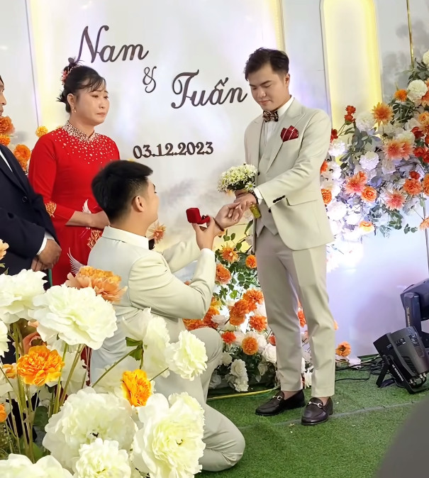 Đám cưới gây sốt của cặp đôi nam ở Yên Bái: Chú rể chỉ nói vài câu mà khiến ai nấy cũng phải xúc động rơi nước mắt - Ảnh 1