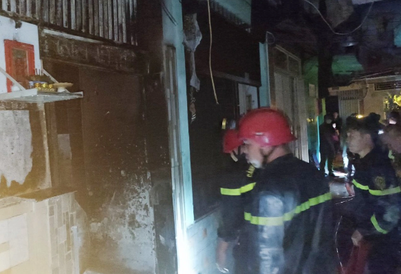 Cháy nhà lúc rạng sáng ở TP.HCM, 11 người mắc kẹt, bé gái 8 tuổi tử vong thương tâm - Ảnh 2