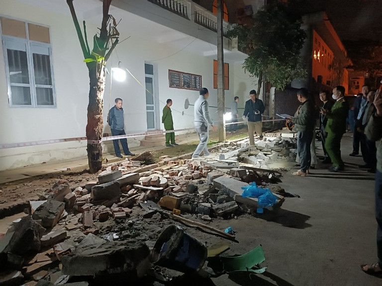 Sập tường bao trường tiểu học ở Hà Giang: 1 người tử vong, 3 người bị thương - Ảnh 1