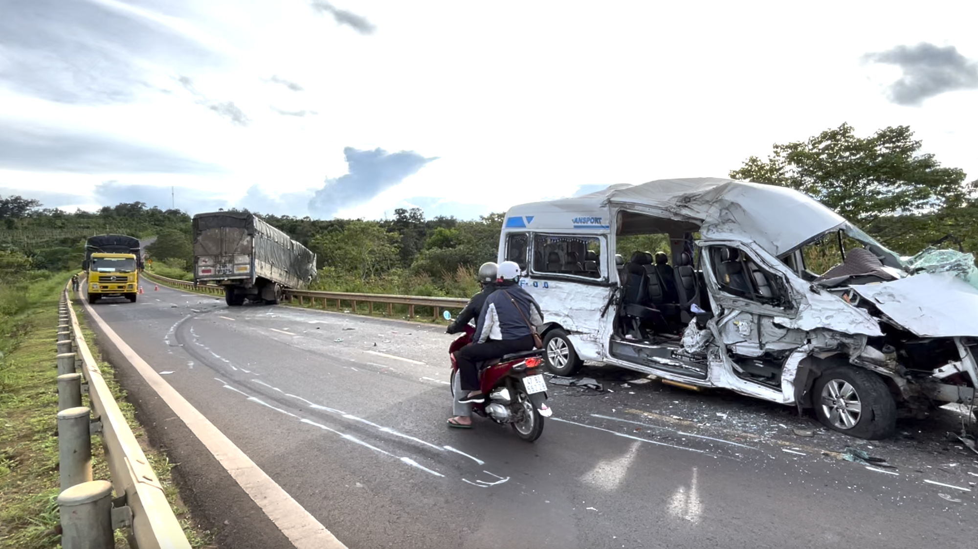 Nhân chứng kể vụ tai nạn 13 người thương vong ở Đắk Lắk: 'Tài xế xe du lịch đã ra tín hiệu nhưng bên kia cứ lao vào” - Ảnh 1