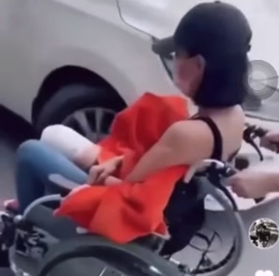 Ngọc Trinh gặp nạn khi lái moto, băng bó khắp người, di chuyển bằng xe lăn - Ảnh 4