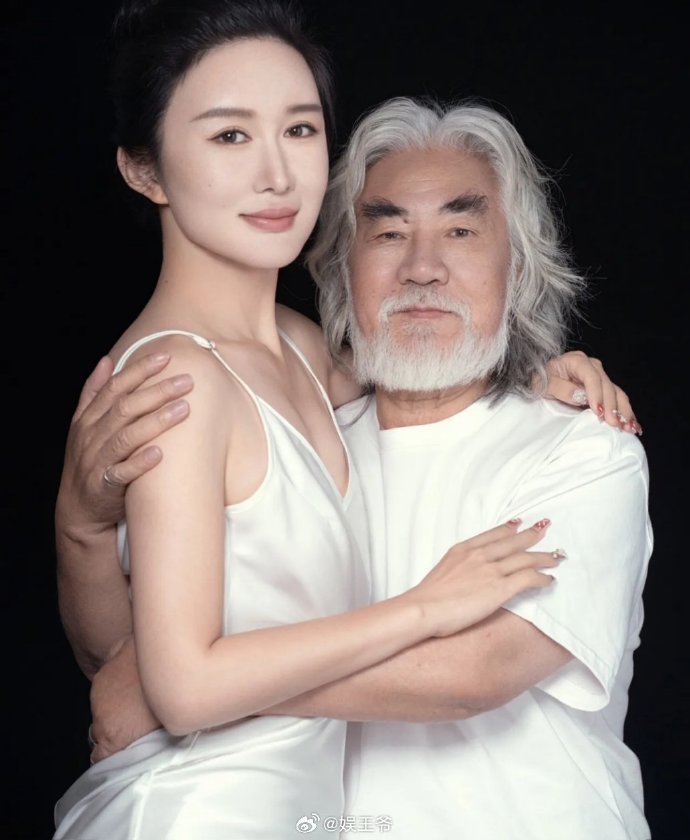 Đạo diễn 'Thiên Long Bát Bộ' Trương Kỷ Trung khoe ảnh chụp cùng vợ, hãnh diện vì có bà xã xinh đẹp và giỏi giang - Ảnh 1