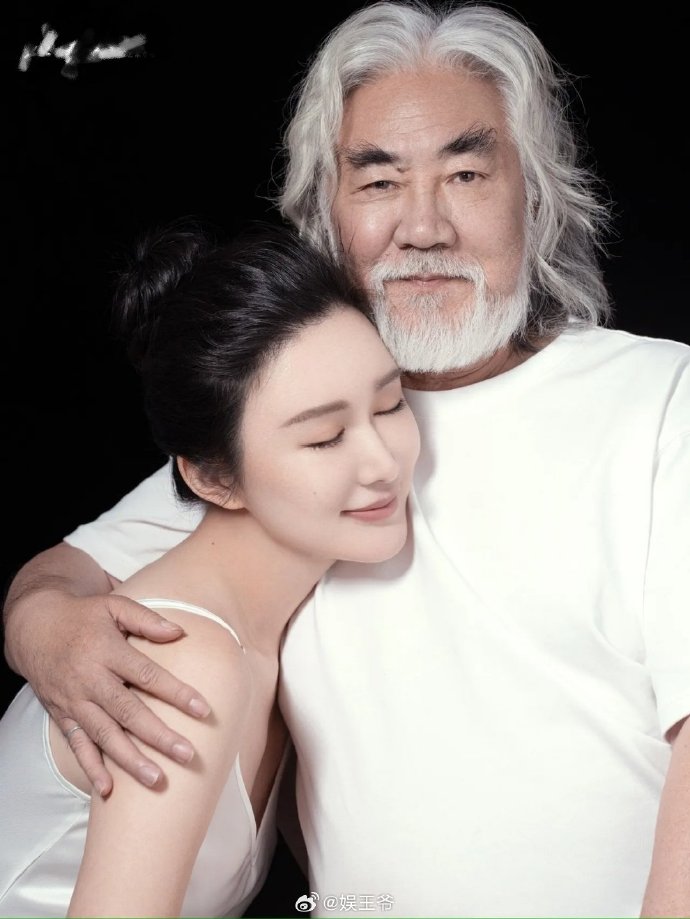 Đạo diễn 'Thiên Long Bát Bộ' Trương Kỷ Trung khoe ảnh chụp cùng vợ, hãnh diện vì có bà xã xinh đẹp và giỏi giang - Ảnh 2