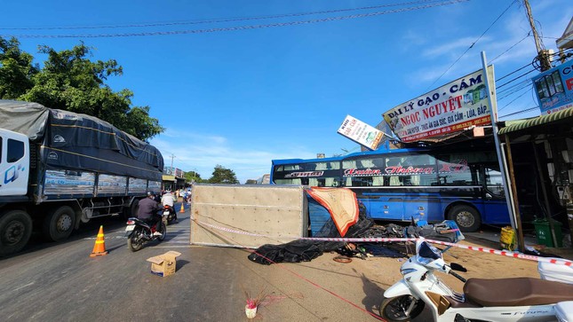 Xe khách chở 10 người lao sang trái đường, tông xe tải khiến tài xế tử vong tại chỗ - Ảnh 2