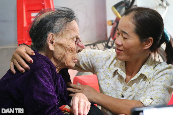 Cụ bà 108 tuổi vẫn mọc răng như trẻ nhỏ, hàng ngày thích uống bia, tự lao động phục vụ bản thân - Ảnh 1