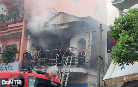 Nhà hai tầng ở TP.HCM cháy lớn kèm tiếng nổ, nhiều người vội tháo chạy ra ngoài - Ảnh 3