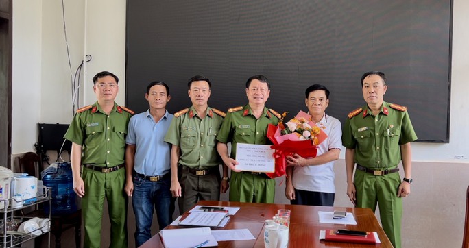 Bất ngờ lai lịch đối tượng đâm chủ tịch phường ở Thừa - Thiên Huế, một chi tiết khiến dân tình 'sởn gai óc' - Ảnh 2