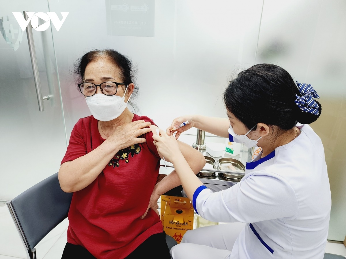 Nghiên cứu mới: Tiêm phòng vaccine cúm bảo vệ phổi trước COVID-19, giảm nguy cơ nhiễm đến hơn 35%  - Ảnh 2