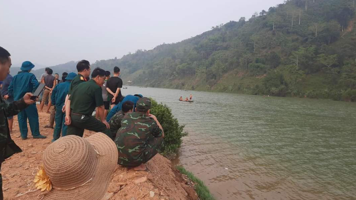 Lật thuyền chở 7 người trên sông Lô khiến 3 người mất tích - Ảnh 3
