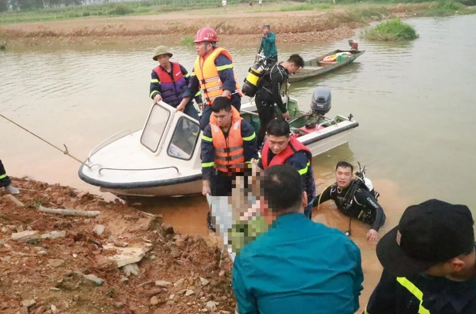Lật thuyền chở 7 người trên sông Lô khiến 3 người mất tích - Ảnh 1