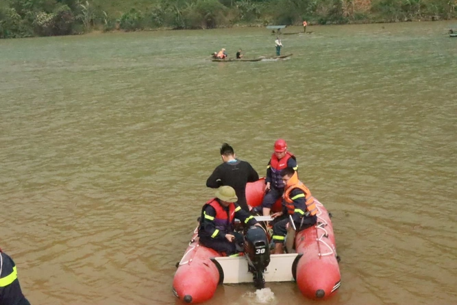 Lật thuyền chở 7 người trên sông Lô khiến 3 người mất tích - Ảnh 2