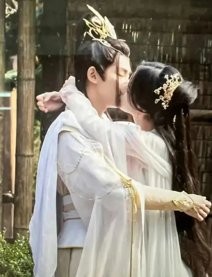 Phản ứng gây bất ngờ của Trần Đô Linh khi hôn bạn diễn Đặng Vi, không quên thú nhận điều này - Ảnh 1