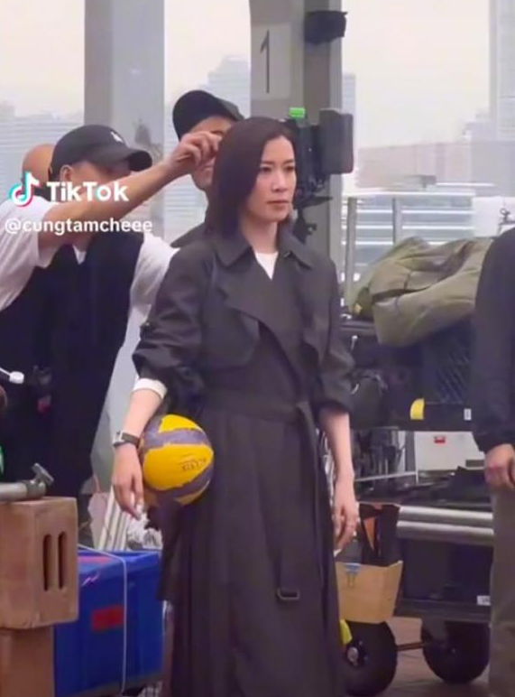 'Bóc mẽ' nhan sắc thật của 'Nhất tỷ TVB' Xa Thi Mạn qua camera thường - Ảnh 1