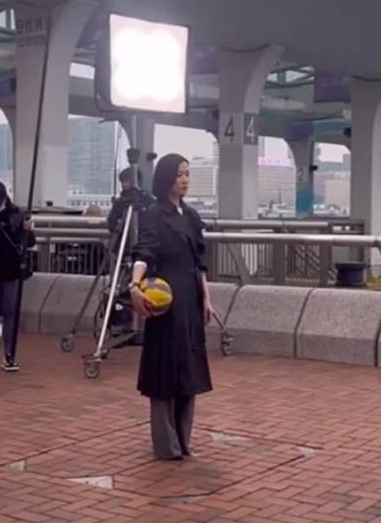 'Bóc mẽ' nhan sắc thật của 'Nhất tỷ TVB' Xa Thi Mạn qua camera thường - Ảnh 2