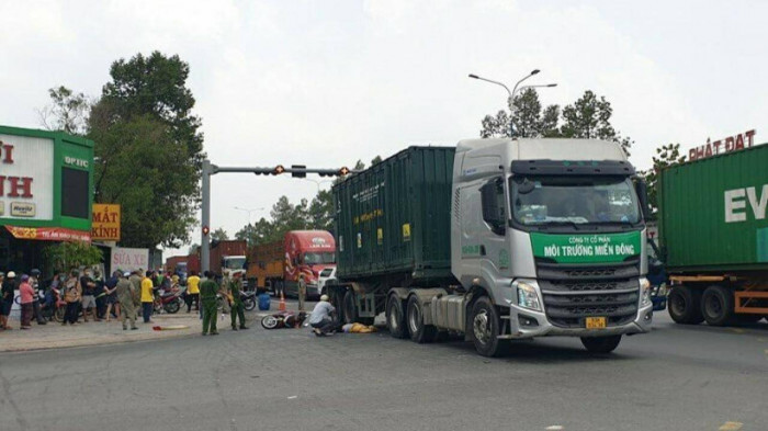 Vĩnh Phúc: Ngã do tránh xe máy ngược chiều, 2 vợ chồng bị xe tải cán thương vong - Ảnh 2