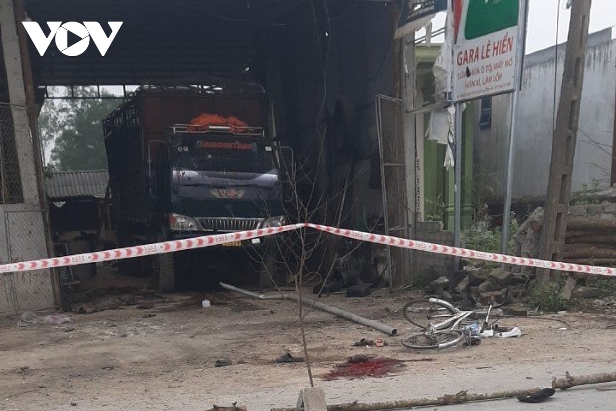 Hiện trường vụ nổ gara ô tô ở Nghệ An khiến 2 người tử vong, 3 cháu bé bị thương nặng - Ảnh 5