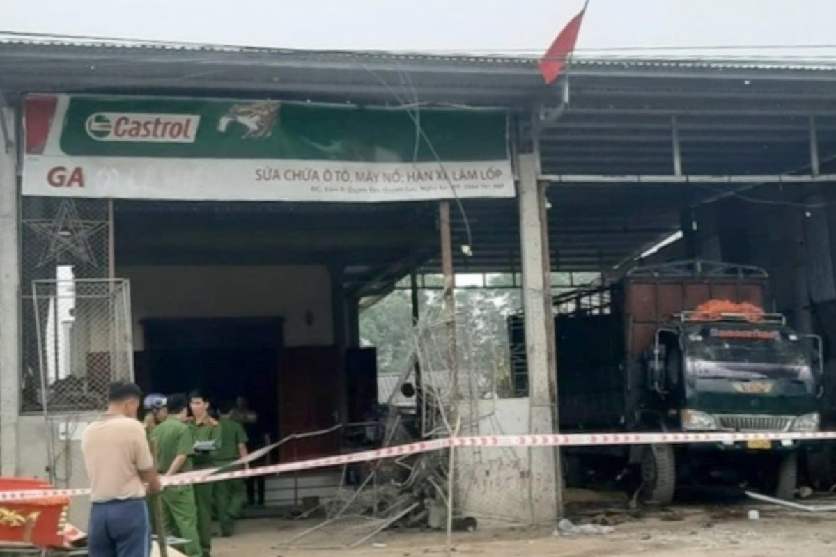 Hiện trường vụ nổ gara ô tô ở Nghệ An khiến 2 người tử vong, 3 cháu bé bị thương nặng - Ảnh 4