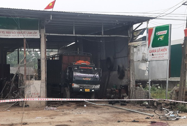 Nguyên nhân trong vụ nổ gara ô tô ở Nghệ An: 'Không phải bom mà do bình khí' - Ảnh 1