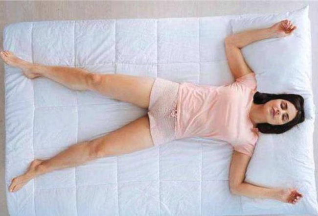 Phụ nữ khi ngủ, kiên trì giữ tư thế này sẽ giúp giảm cân, ngừa bệnh phụ khoa và cải thiện giấc ngủ - Ảnh 1