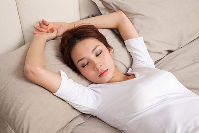 Phụ nữ khi ngủ, kiên trì giữ tư thế này sẽ giúp giảm cân, ngừa bệnh phụ khoa và cải thiện giấc ngủ - Ảnh 2