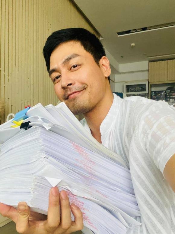 HOT: MC Phan Anh bất ngờ tung hơn 6kg giấy sao kê từ thiện từ 5 năm trước, tuyên bố cứng: 'Nếu thấy dấu hiệu tôi ăn chặn, hãy tố cáo' - Ảnh 1