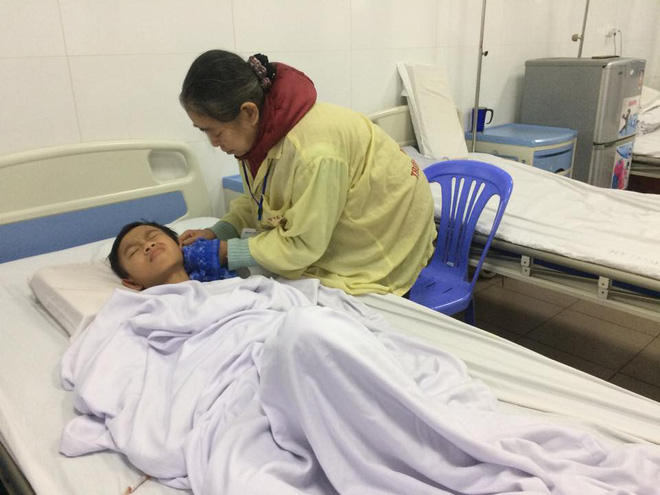 Cậu bé 11 tuổi đau đớn trên giường bệnh trong đêm Giao thừa: 'Con ước sớm hết bệnh về nhà tiếp tục nhặt ve chai phụ bà nội' - Ảnh 1