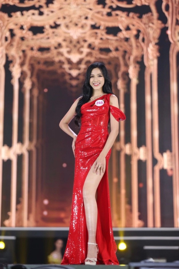 Soi nhan sắc đời thường của Tân Hoa hậu Đỗ Thị Hà: Mặt mộc xuất sắc, đôi chân 1m11 gây sốt - Ảnh 2