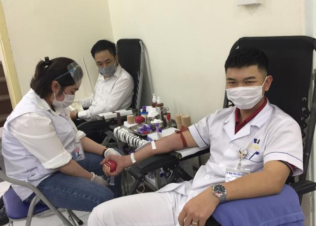 Gần 100 đơn vị máu được hiến tặng trong chương trình ‘Blouse trắng – Trái tim hồng' - Ảnh 1