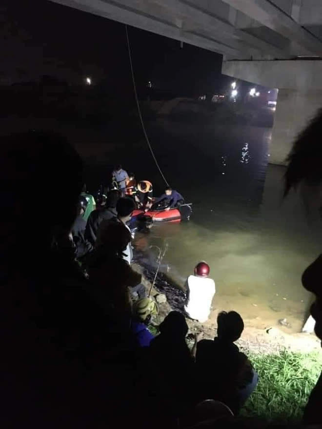 Trốn điểm đo nồng độ cồn, ô tô tông 4 học sinh rơi xuống sông thương vong - Ảnh 2