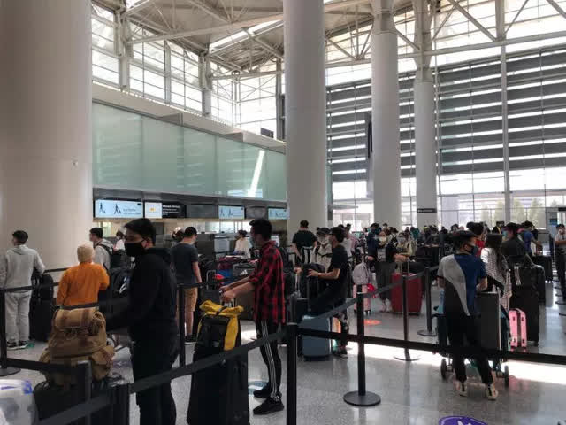Đưa hơn 280 công dân Việt từ sân bay San Francisco, Mỹ về nước - Ảnh 1