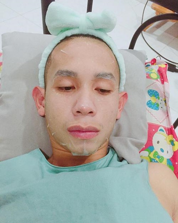 Lộ loạt ảnh cầu thủ U23 Việt Nam đắp mặt nạ, tô son dưỡng môi 'điệu' hơn cả các chị em - Ảnh 1