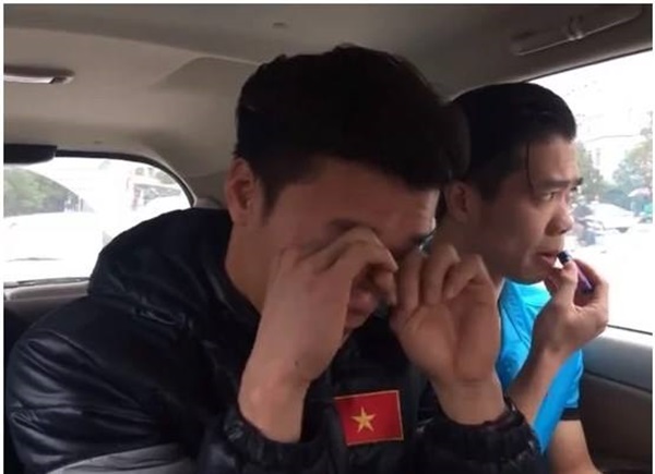 Lộ loạt ảnh cầu thủ U23 Việt Nam đắp mặt nạ, tô son dưỡng môi 'điệu' hơn cả các chị em - Ảnh 5