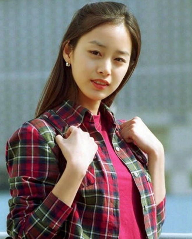 Hot lại bộ ảnh Kim Tae Hee thời sinh viên: Nhan sắc 'chấp' camera mờ nhòe, bảo sao thành nữ thần Đại học Quốc gia Seoul - Ảnh 1