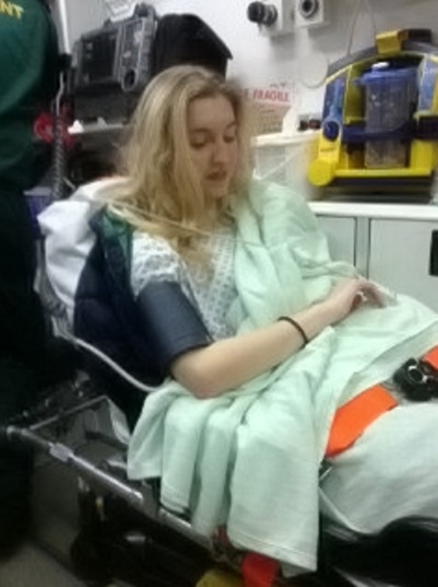 Cô gái Anh 18 tuổi gặp phản ứng phụ khi dùng thuốc tránh thai để trị mụn đến nỗi suýt mất mạng - Ảnh 3