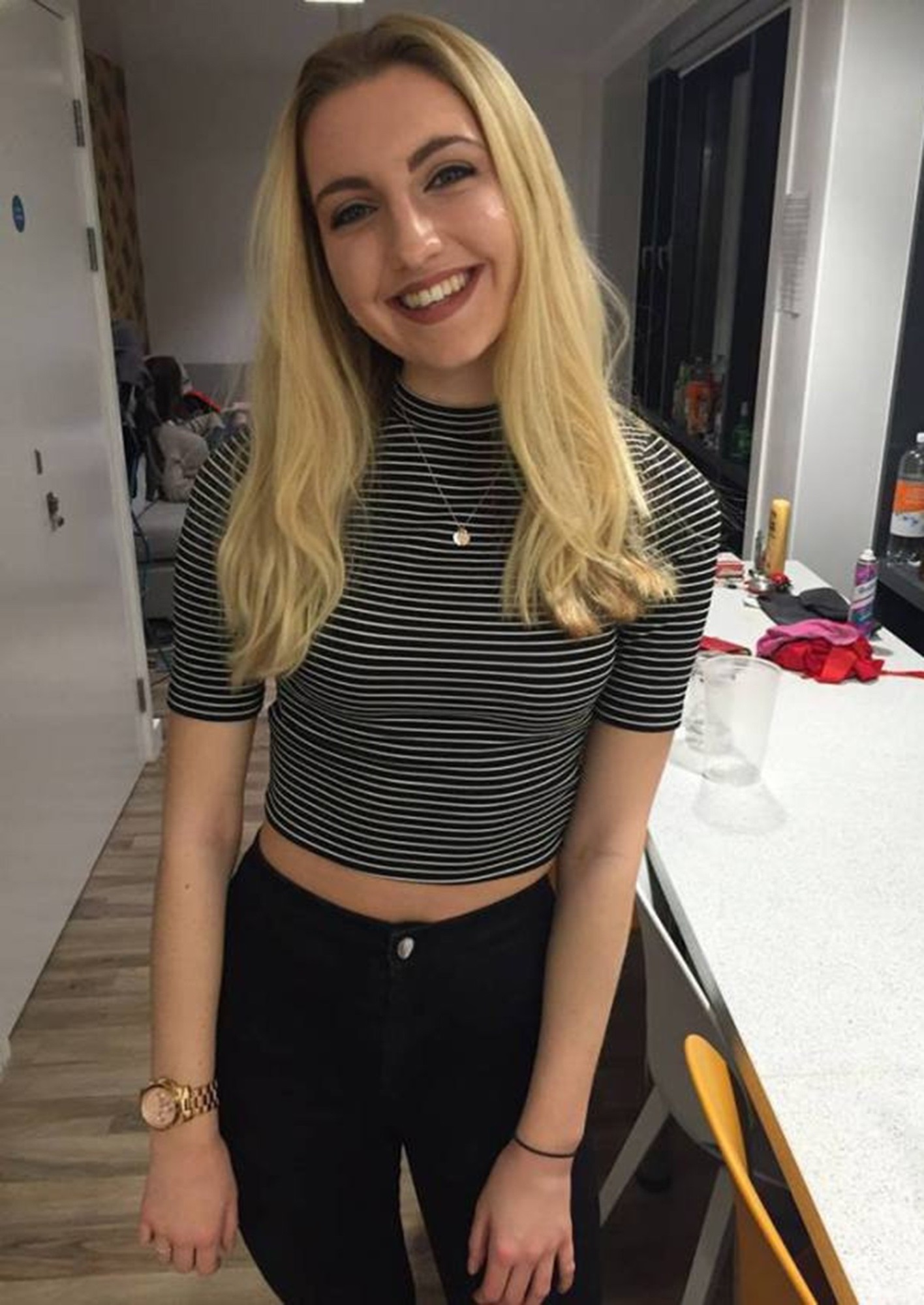 Cô gái Anh 18 tuổi gặp phản ứng phụ khi dùng thuốc tránh thai để trị mụn đến nỗi suýt mất mạng - Ảnh 5
