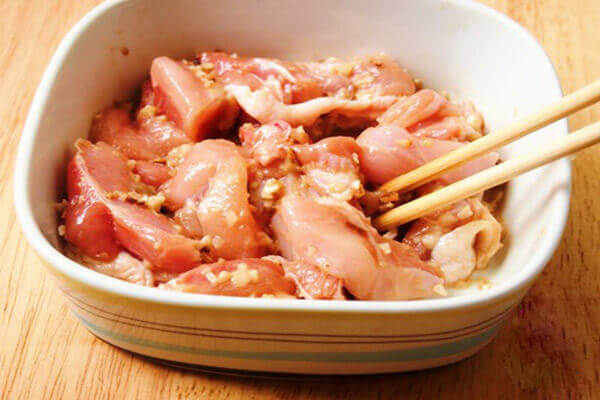 Cách làm thịt gà rang muối cực đơn giản, ai ăn cũng phải nức nở khen ngon - Ảnh 3