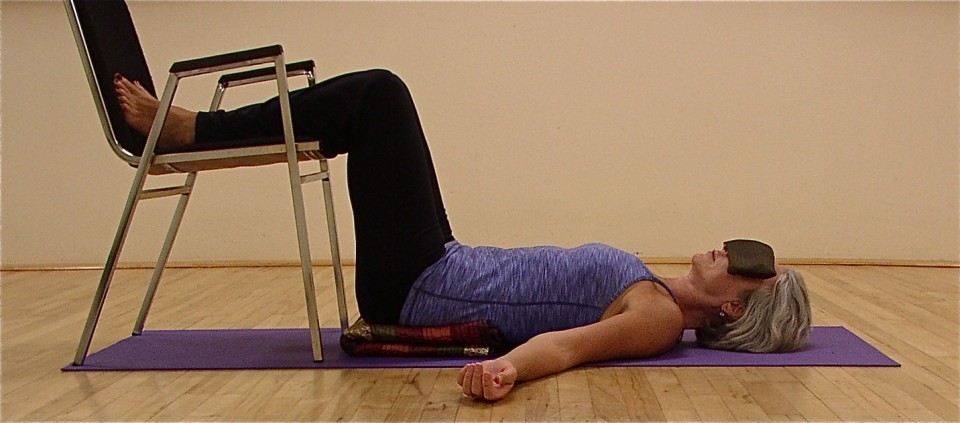Chẳng cần thuốc tây, đau lưng đến mấy cũng chữa khỏi chỉ với 5 bài tập yoga đơn giản tại nhà - Ảnh 1