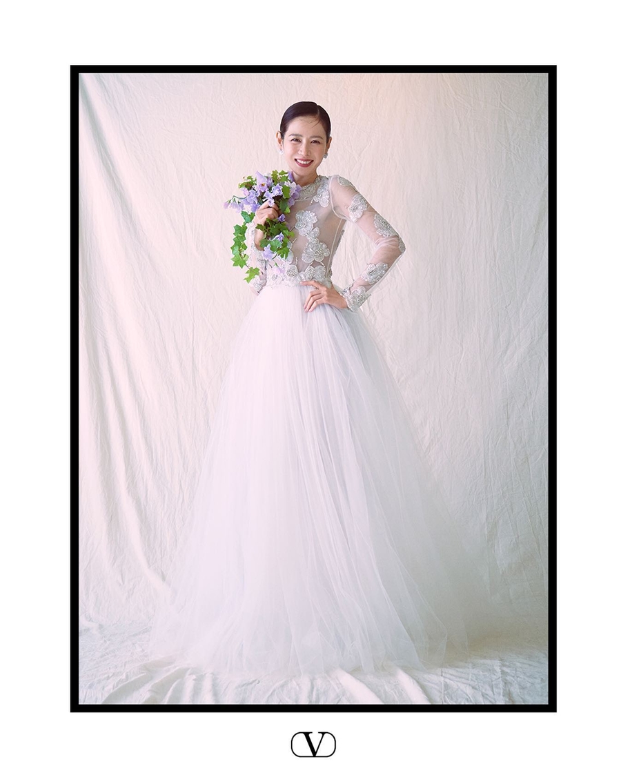 Valentino tung ảnh váy cưới của Son Ye Jin : Mỹ nữ cầm bó hoa và mỉm cười rạng rỡ - Ảnh 1