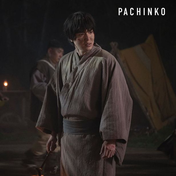 Lee Min Ho tiếp tục xuất hiện lạ lẫm, gây chú ý với cú lột xác ngoạn mục trong tác phẩm Pachinko - Ảnh 2
